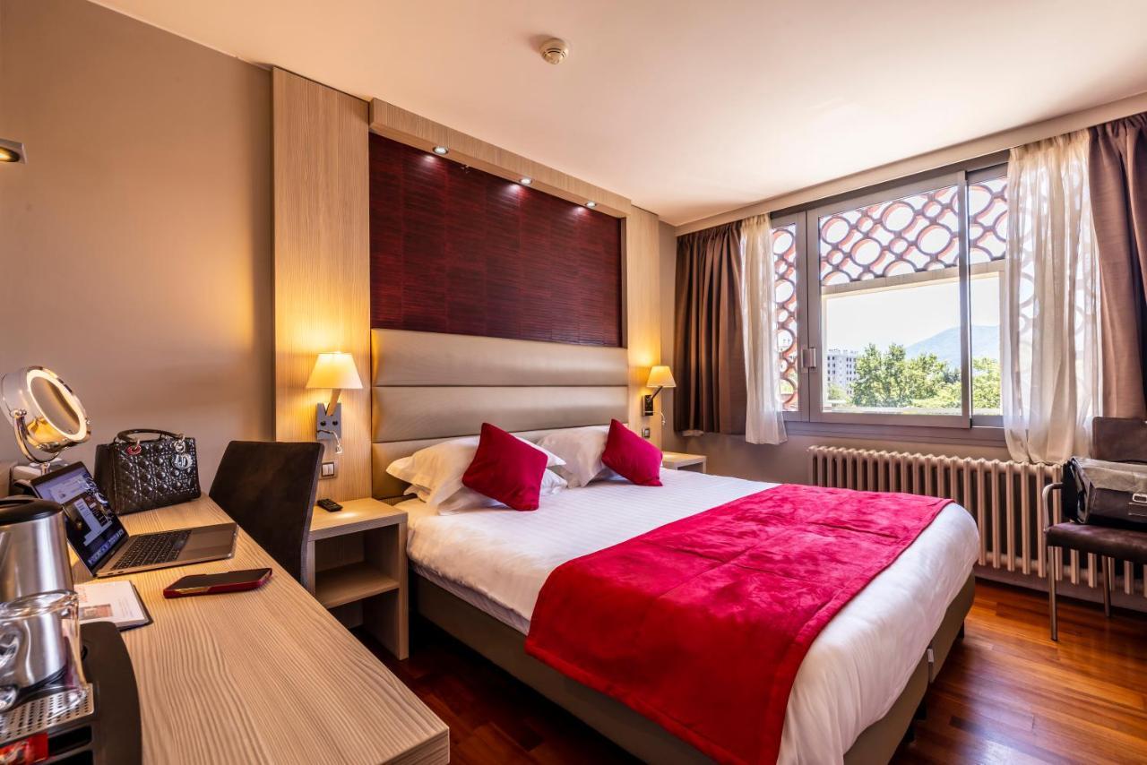 Hotel Les Trois Roses, Meylan Grenoble מראה חיצוני תמונה