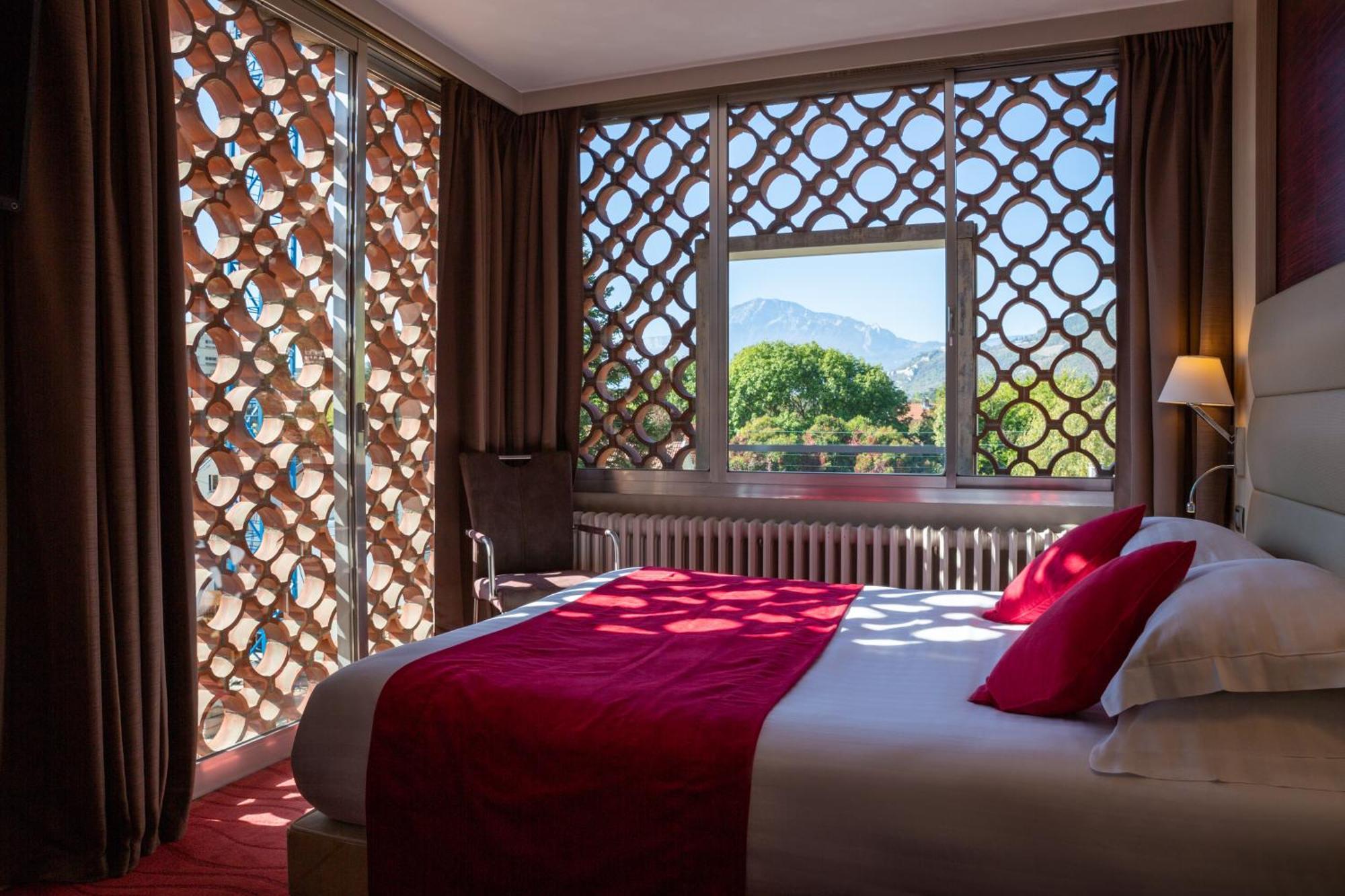 Hotel Les Trois Roses, Meylan Grenoble מראה חיצוני תמונה